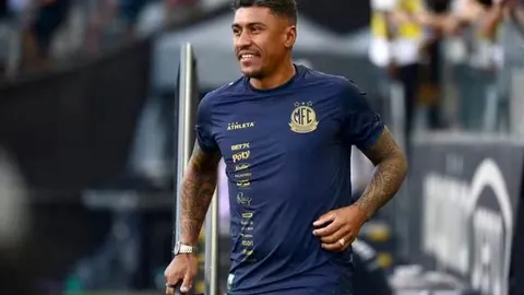 “杨文龙北京站单板滑雪大跳台世界杯夺铜，央视新闻客户端速报”